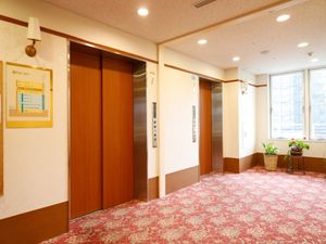 清潔な廊下とエレベーター