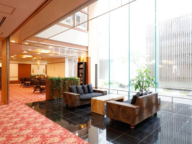 広々とした待合ロビー ラウンジ 明るい光が差し込む快適な空間。豊かな緑が心を癒します。
