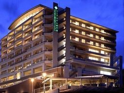 夜景に映えるモダン建築