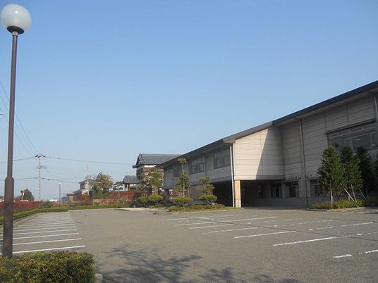 広い駐車場と建物外観  