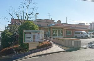空色の屋根がある正面玄関