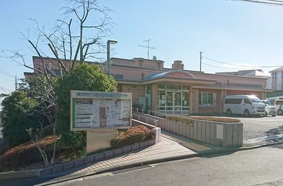 空色の屋根がある正面玄関