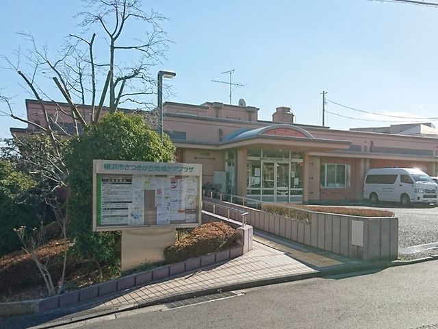 空色の屋根がある正面玄関 外観 広々とした前庭があるエントランスです。訪問者を迎え入れる安心感があります。