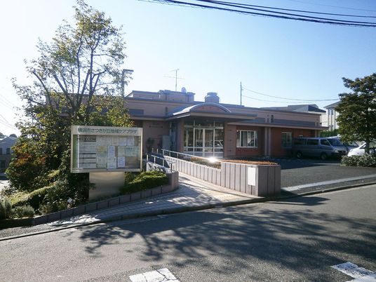 明るい建物の外観