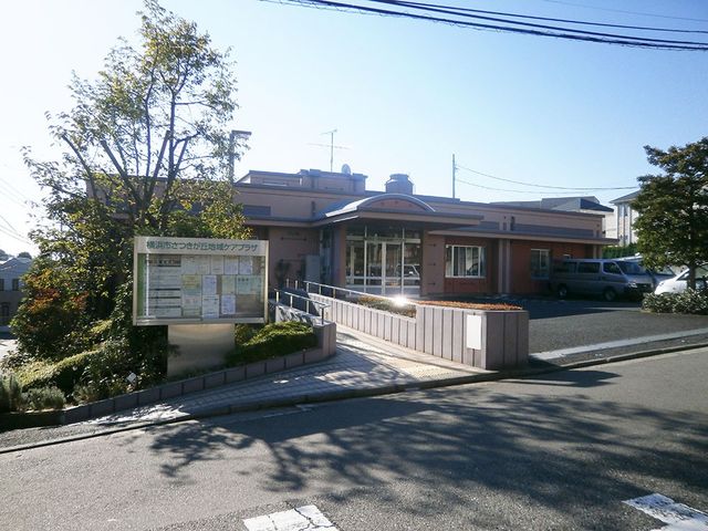 明るい建物の外観 外観 開放的なエントランスと緑が調和した場所です。温かい雰囲気が迎えてくれます。