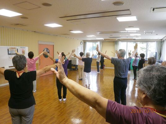 グループ体操をする人々の室内