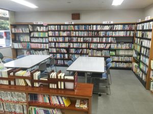 本棚のある図書室  
