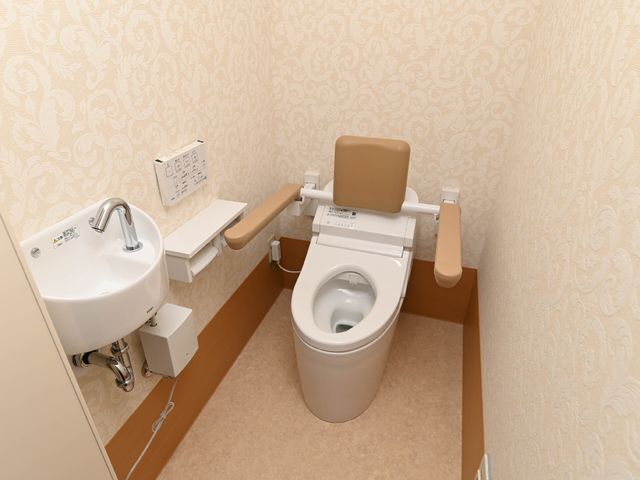 バリアフリートイレ トイレ 手すり付きで広々とした使いやすいトイレです。安全かつ快適にご利用いただける配慮がされています。