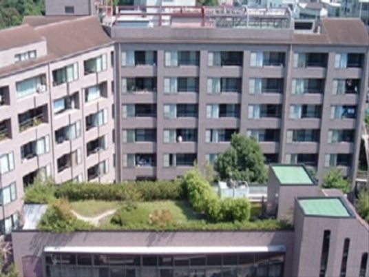 多階層の建物と緑の空間