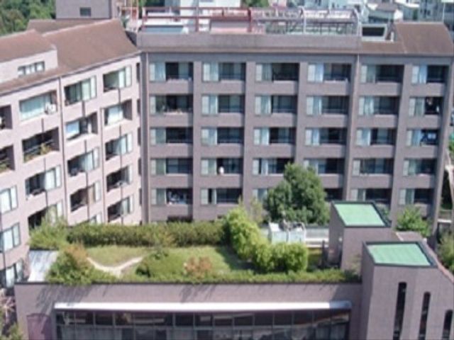 多階層の建物と緑の空間 外観 広々とした緑あふれる中庭のある建物外観です。利用者さまのゆとりある生活をサポートする環境が整っています。