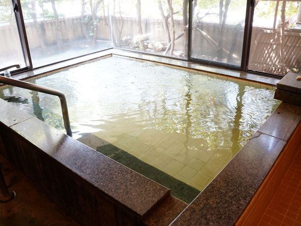 明るい窓辺の浴室