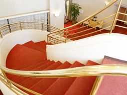 赤い絨毯のきれいな階段
