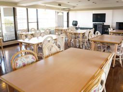 日差し入る明るい食堂