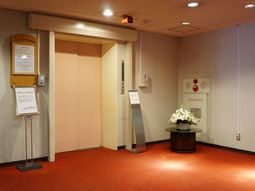 エレベーターと案内板