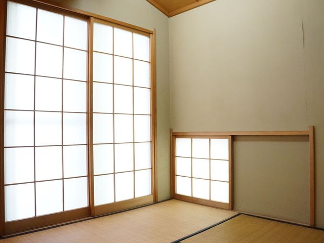 明るい和室の空間 茶室  広々とした落ち着いた雰囲気の和室です。ここでのんびりと読書など、穏やかな時間を過ごせます。