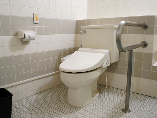 手すり付きのトイレ トイレ  安全に配慮された設計のトイレです。手すりが設置されており、立ち上がりをサポートします。