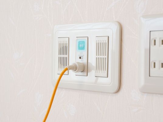 壁のコンセントと換気口 
