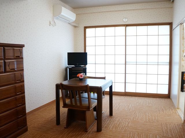和室の清潔な居室 居室  落ち着いた色合いの家具が配置された居室です。日の光がたっぷりと差し込む和室で、ゆったりとした時間をお過ごしいただけます。