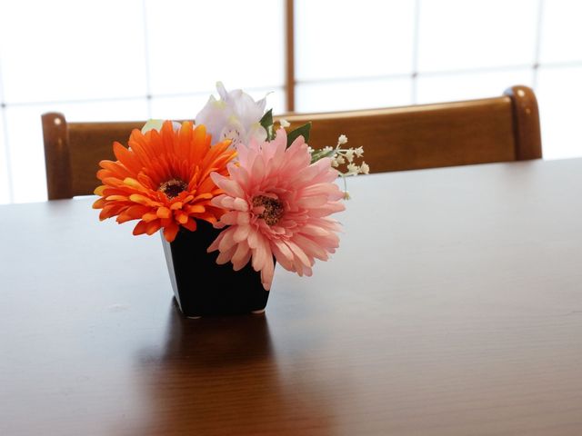 テーブルの上の花 居室  暖かい色合いのお花が食卓を飾り、心和む空間を演出しています。こちらでの就業は、日々の小さな彩りを添える仕事になります。