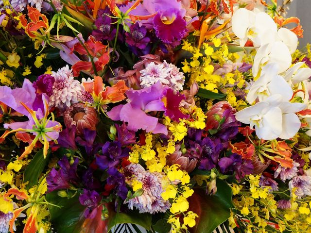 色とりどりの花々 花  暖かみのあるロビーには、彩り鮮やかな花々が飾られ、訪れる方々を優しく迎え入れます。