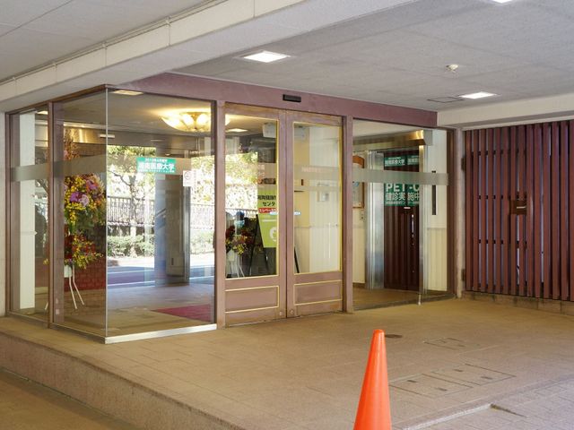 エントランスの様子 玄関  エントランスには花々が飾られ、暖かな雰囲気をお届けしています。ゆったりとした空間が皆様をお迎えいたします。