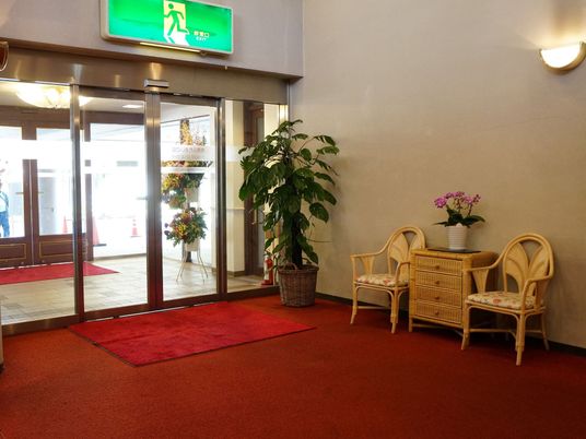 エントランスの植物と椅子 