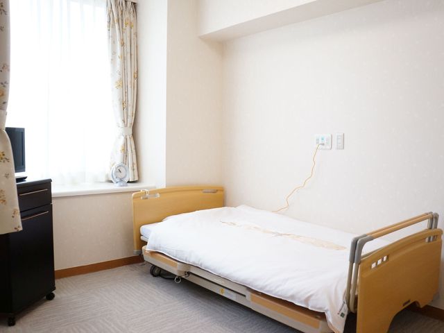 快適なベッドのある居室 居室  清潔でこぢんまりとした安心できる居室です。日々の暮らしに必要な家具が揃い、プライバシーも守られています。