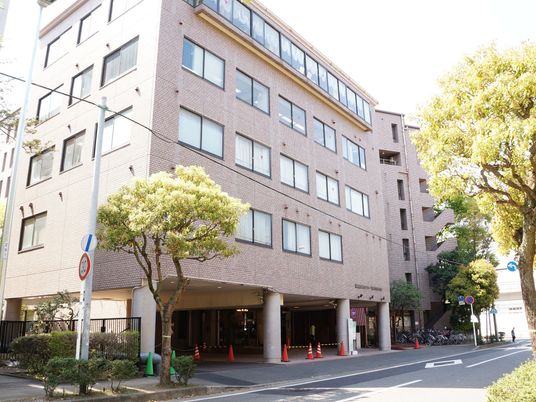  明るい外観の建物エントランス 