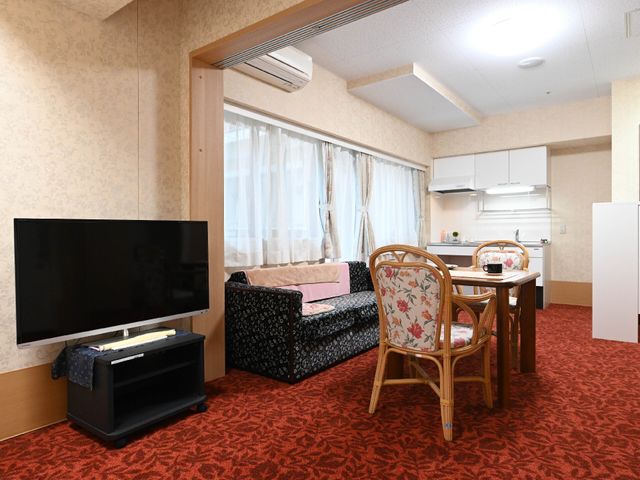 居心地の良い居室空間 居室 ゆったりとした居室には、個人の趣向が感じられる家具がそろっており、自宅のような安心感を提供します。
