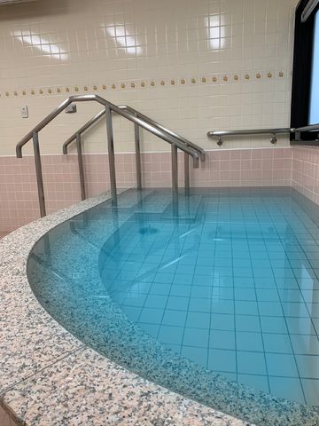 バリアフリーの浴室 浴室 安全に配慮された手すり付きの浴室です。ゆったりとした時間を提供し、日々の疲れを癒す場となっています。