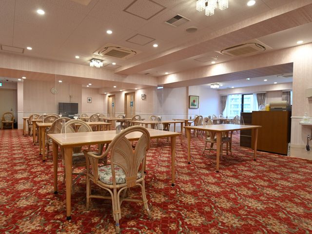 広々とした明るい食堂 食堂 温かみのある照明が映える広い食堂は、皆が集う憩いの場所です。共有スペースで交流を深めながら、ゆったりとした時間をお過ごしいただけます。