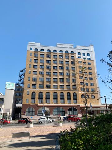 建物外観全体の様子 外観 広々とした街並みに溶け込む建物です。見た目もエレガントで、日々の業務に活気を与える環境が広がっています。
