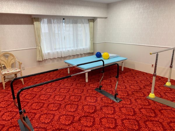 リハビリ用具と机のある部屋