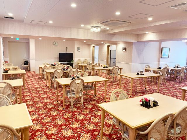 明るく広々した食堂 展望レストラン ゆったり配置されたテーブル席が心地よい雰囲気を醸し出し、くつろぎのひと時を過ごせる食堂です。