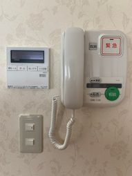 壁に設置された通話機と看護呼び出し