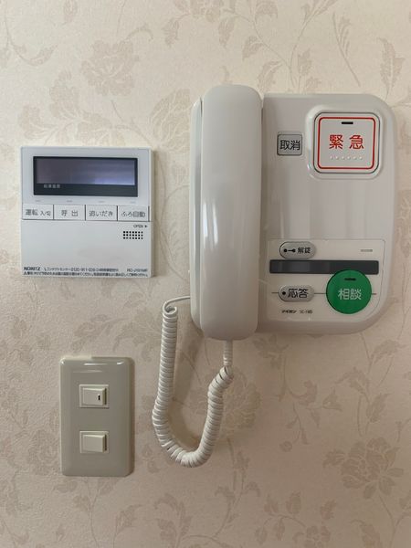 壁に設置された通話機と看護呼び出し