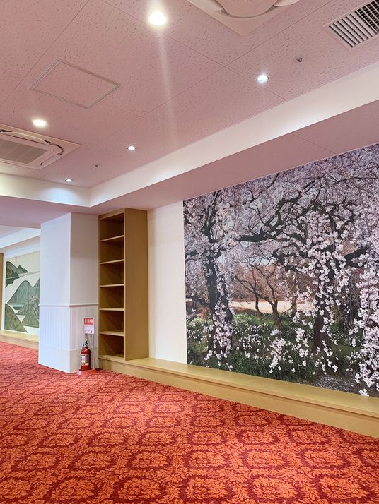 桜の壁画のある廊下