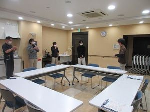 会議中の多目的室  