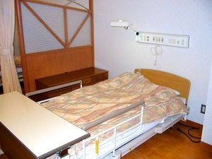 ベッドのある居室  