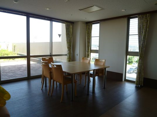 自然光が入るダイニング