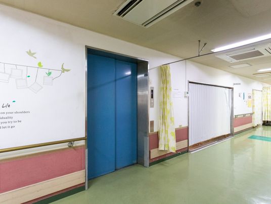 エレベーター付近の廊下