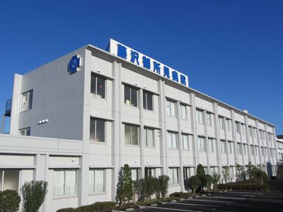 白い外装の建物