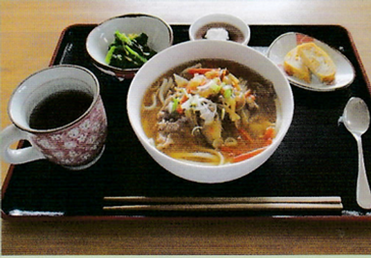 食事が並ぶトレイ