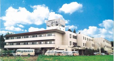 広い敷地の建物外観