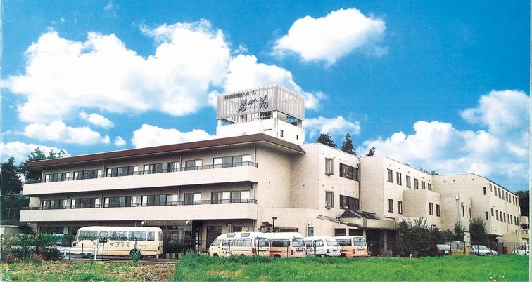 広い敷地の建物外観
