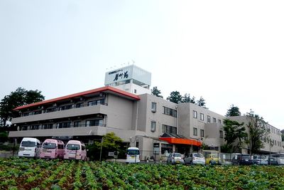 立派な建物と駐車場