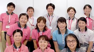 笑顔のスタッフ集合写真