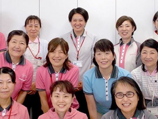 笑顔のスタッフ集合写真