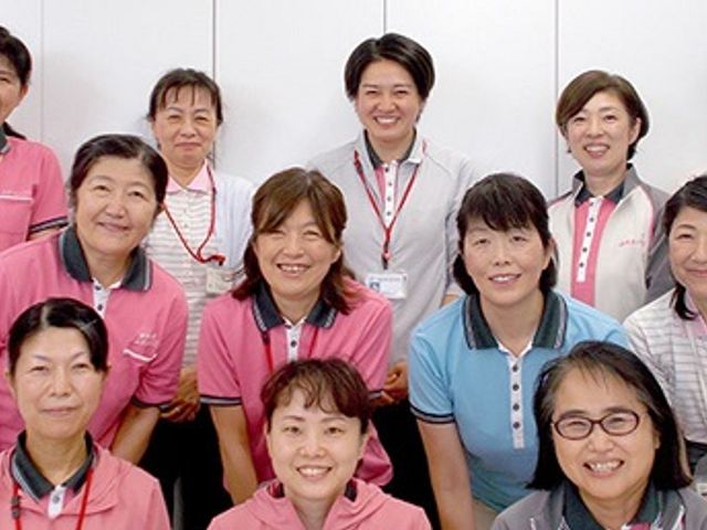 笑顔のスタッフ集合写真 親しみやすい笑顔で迎えてくれる職員の皆さんです。チームワークを大切にし、明るい雰囲気の中で支援が行われています。
