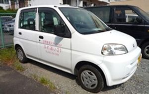 白基調の送迎車両